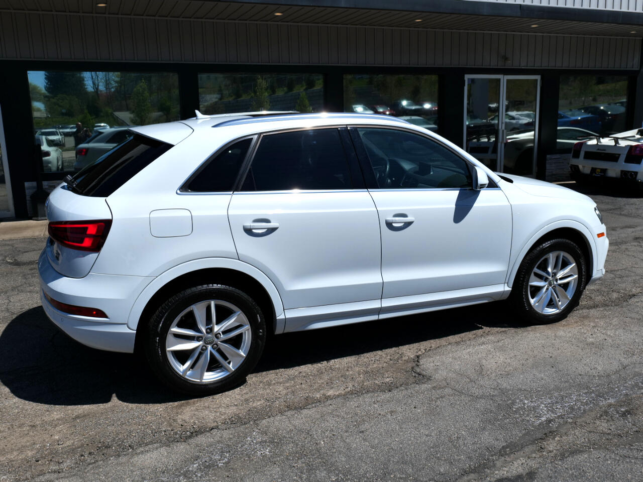 Vehicle image 21 of 100