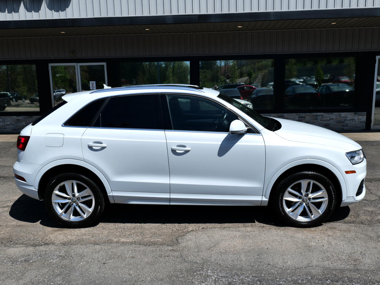 Vehicle image 18 of 100