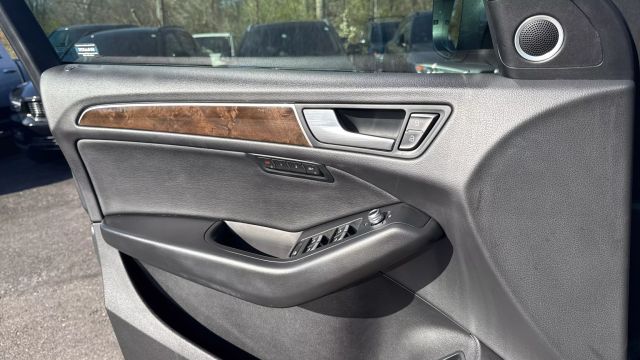 Vehicle image 27 of 43