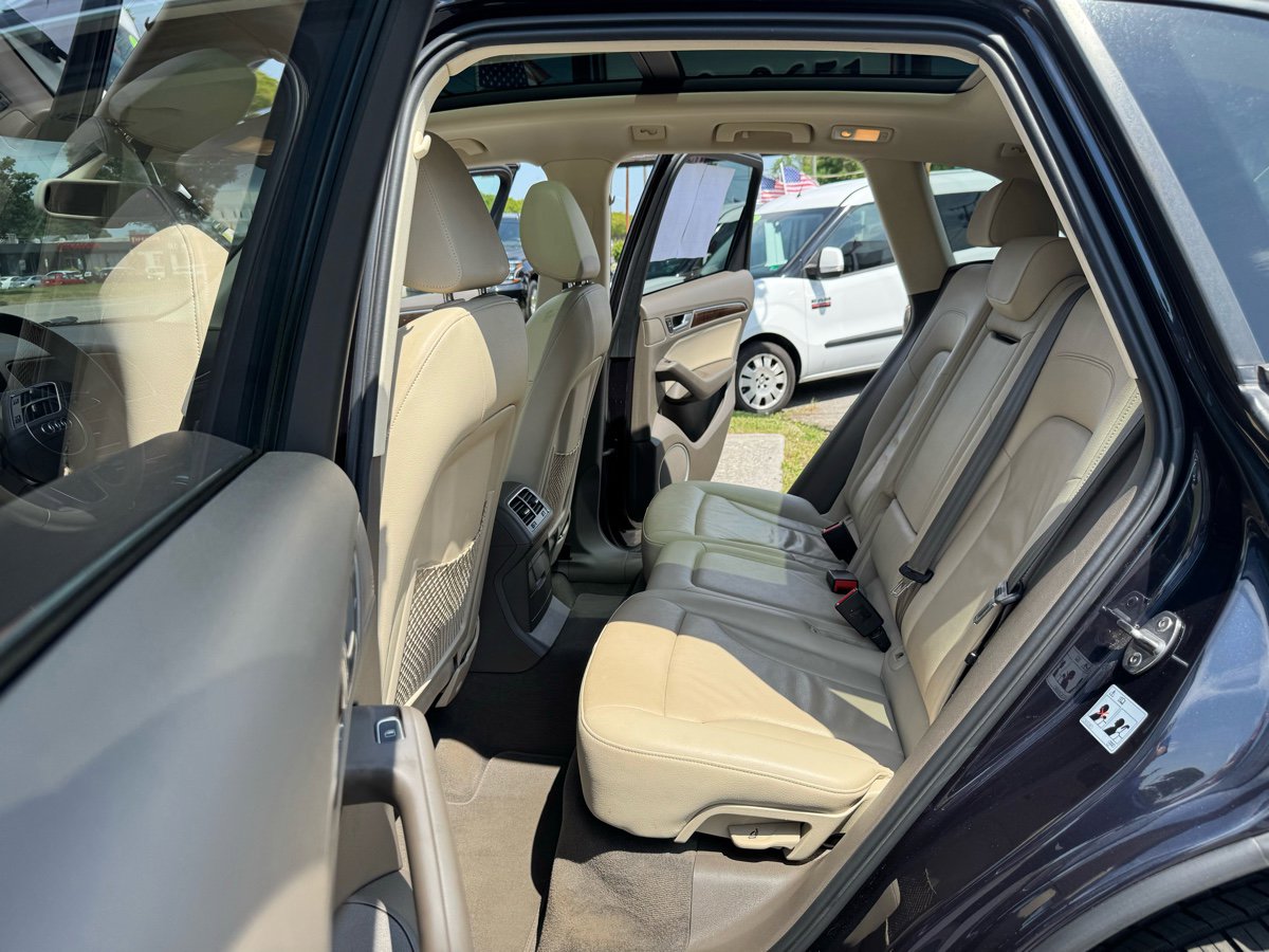 Vehicle image 9 of 12