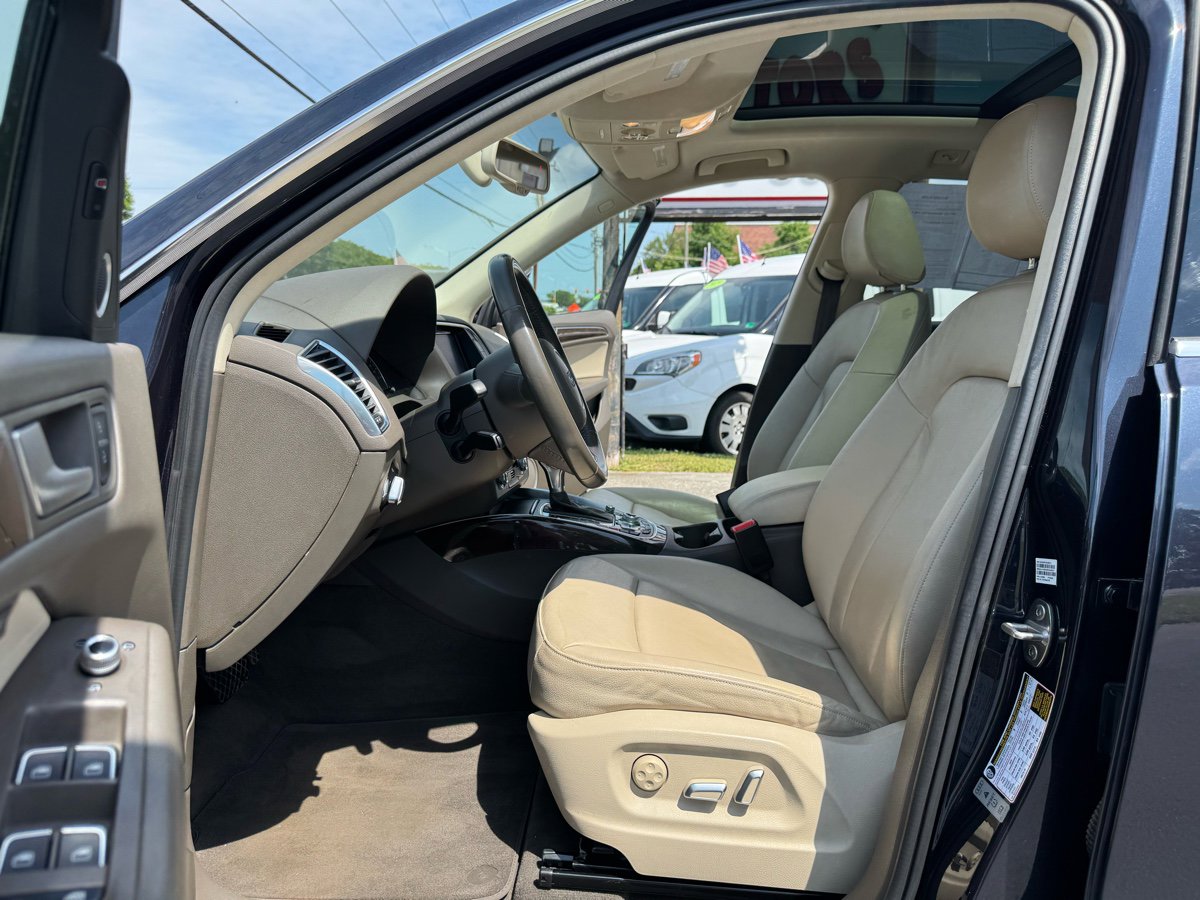 Vehicle image 7 of 12