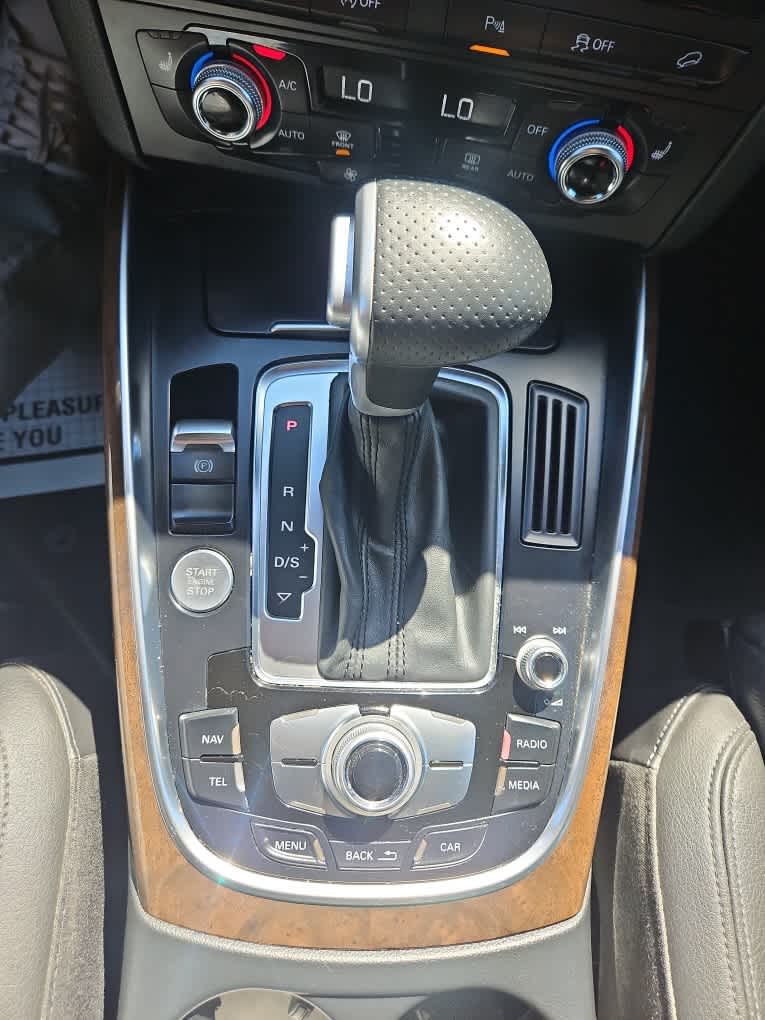 Vehicle image 24 of 32