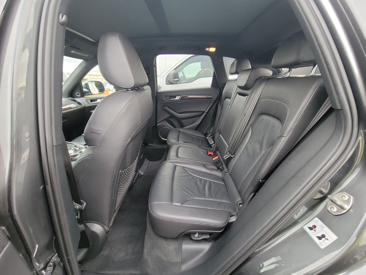 Vehicle image 9 of 14