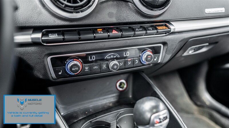 Vehicle image 22 of 25