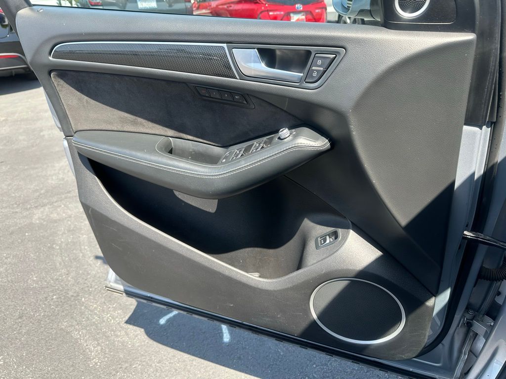 Vehicle image 21 of 28