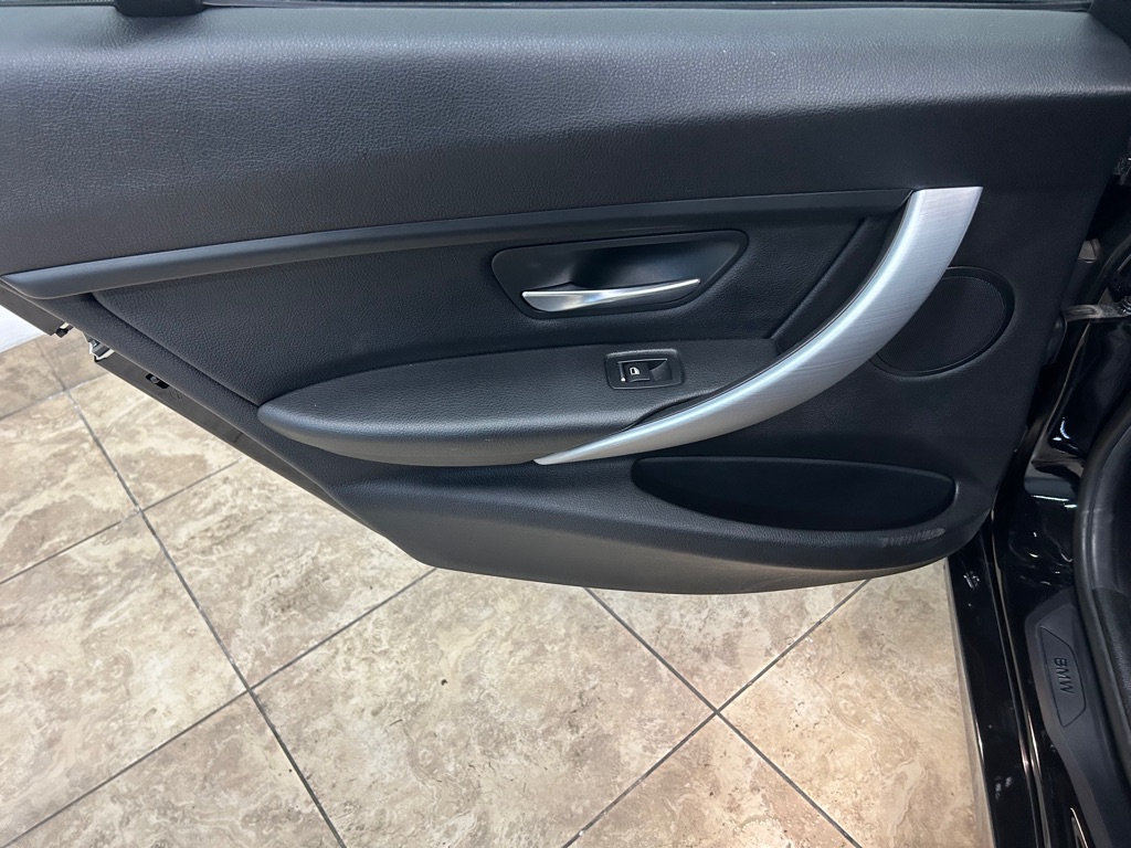 Vehicle image 37 of 41