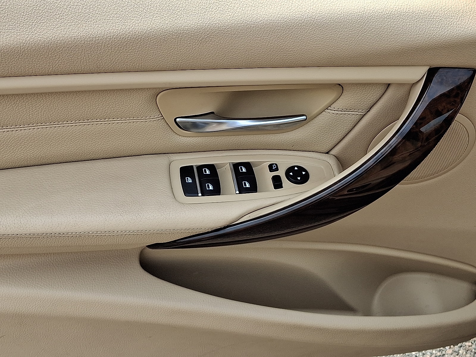 Vehicle image 14 of 19