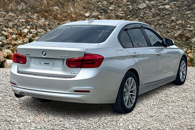 Vehicle image 4 of 31