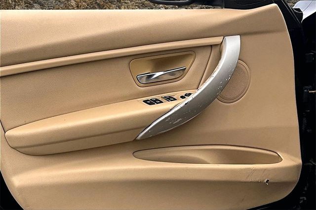 2016 BMW 3 Series 320i xDrive Image 23 of 30