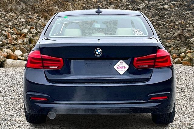 2016 BMW 3 Series 320i xDrive Image 5 of 30