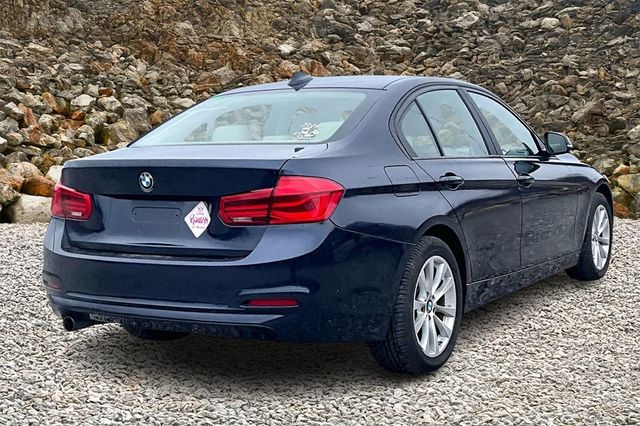 2016 BMW 3 Series 320i xDrive Image 4 of 30
