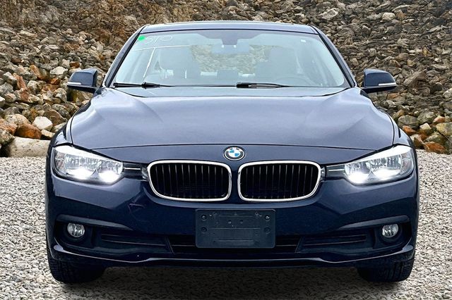 2016 BMW 3 Series 320i xDrive Image 2 of 30