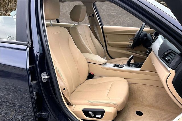2016 BMW 3 Series 320i xDrive Image 8 of 30