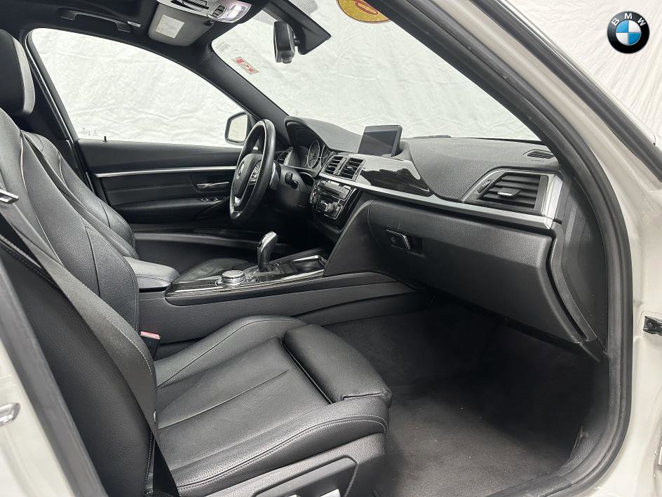 Vehicle image 23 of 26