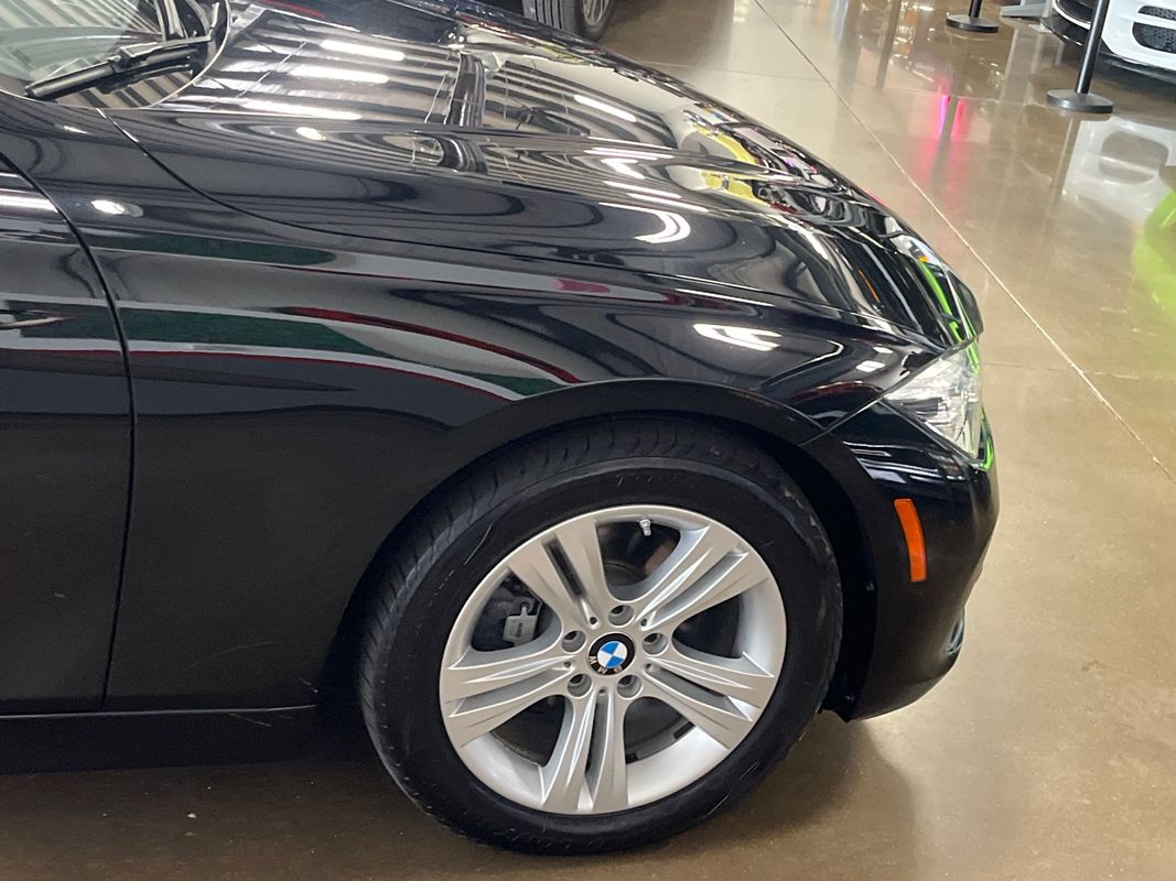 Vehicle image 32 of 74