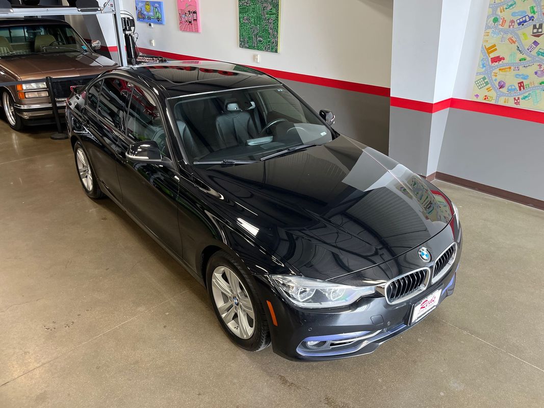 Vehicle image 10 of 74