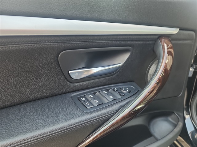 Vehicle image 22 of 25
