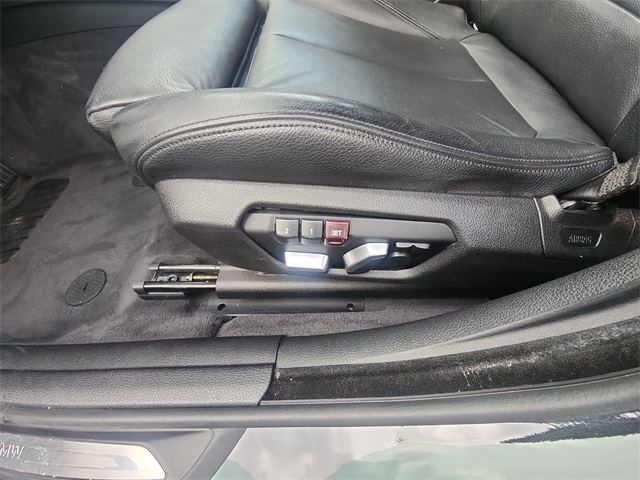 Vehicle image 23 of 25