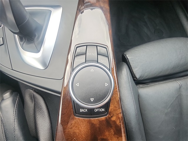 Vehicle image 21 of 25