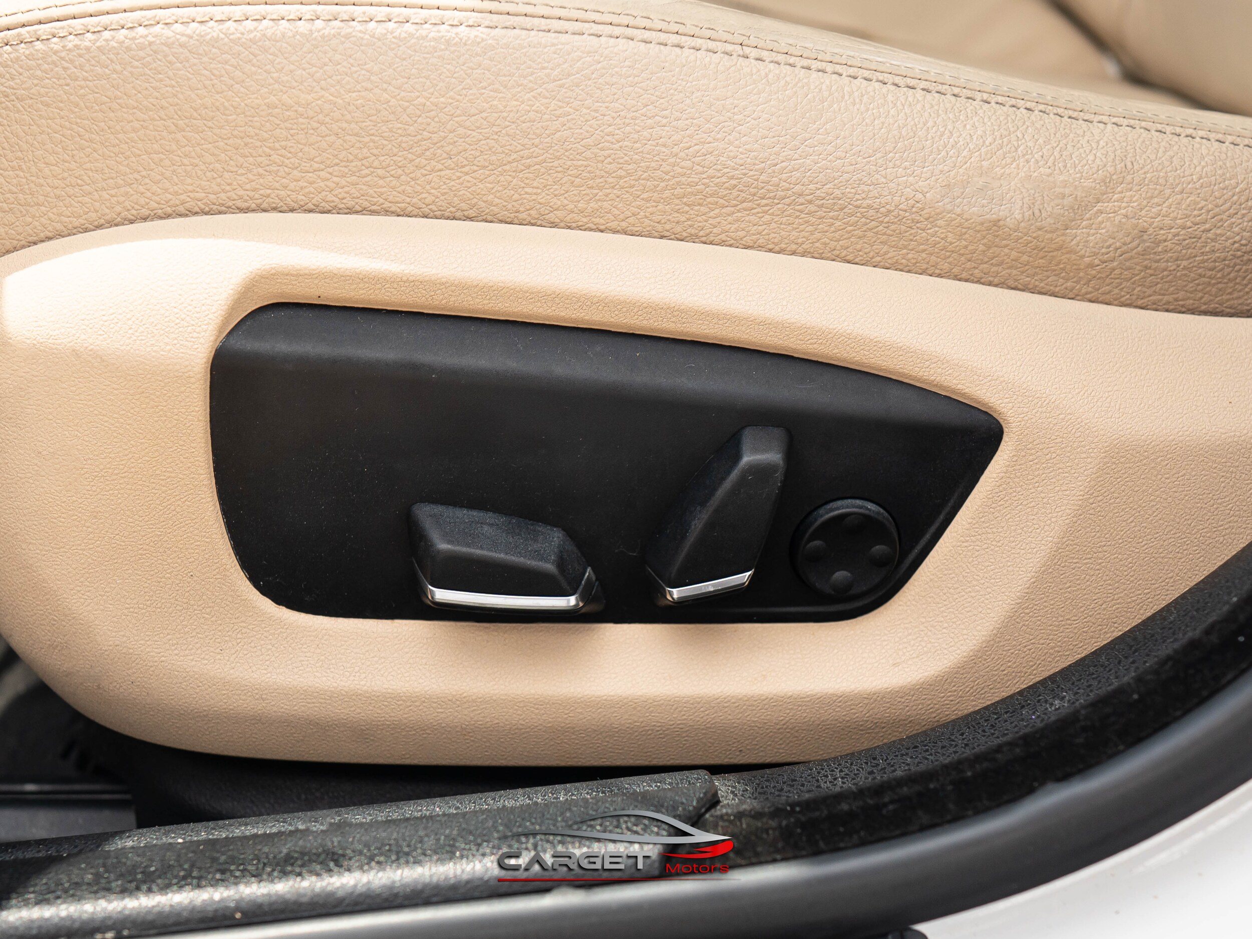 Vehicle image 41 of 52