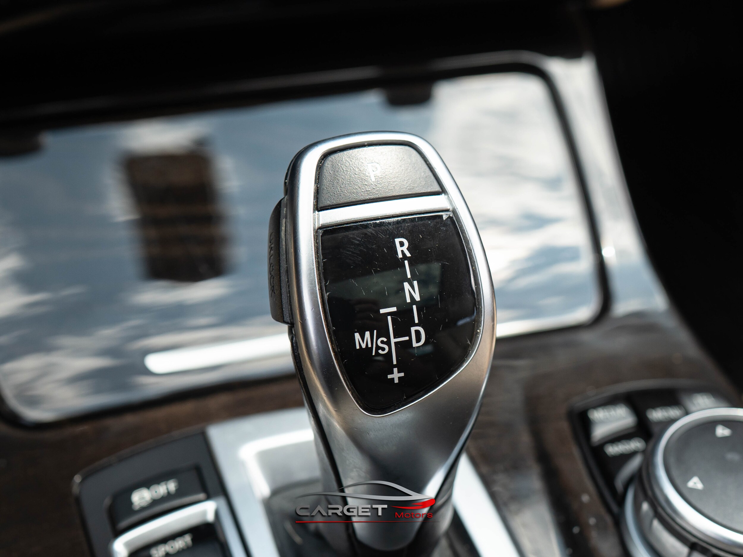 Vehicle image 40 of 52