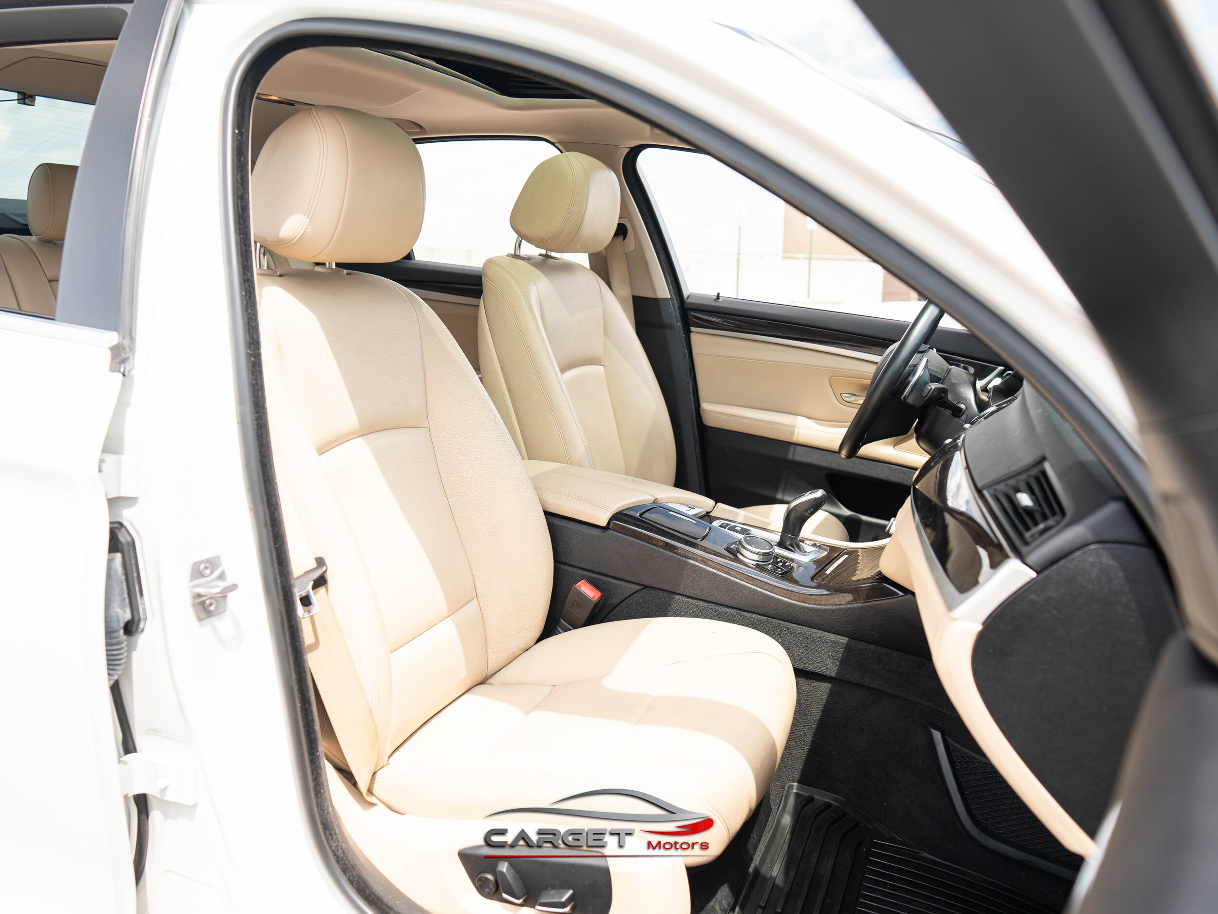 Vehicle image 16 of 52