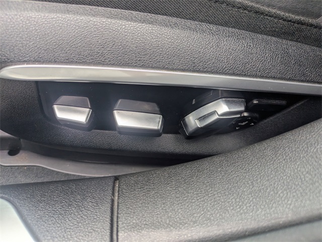 Vehicle image 19 of 30