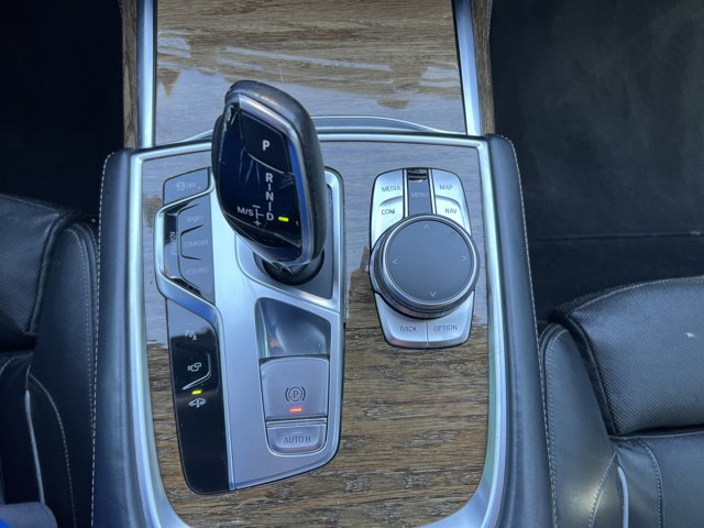 Vehicle image 25 of 33