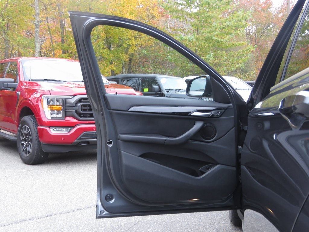 Vehicle image 10 of 28
