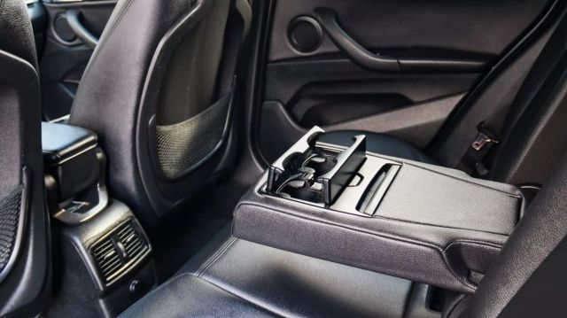 Vehicle image 23 of 33