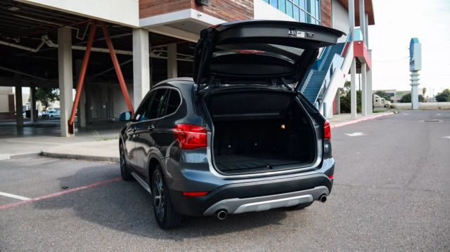 Vehicle image 10 of 33