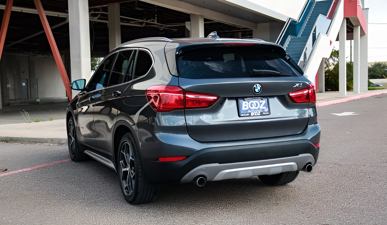 Vehicle image 32 of 33