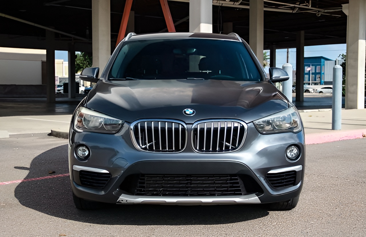 Vehicle image 28 of 33