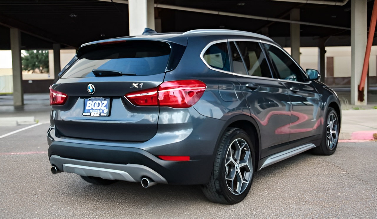 Vehicle image 31 of 33