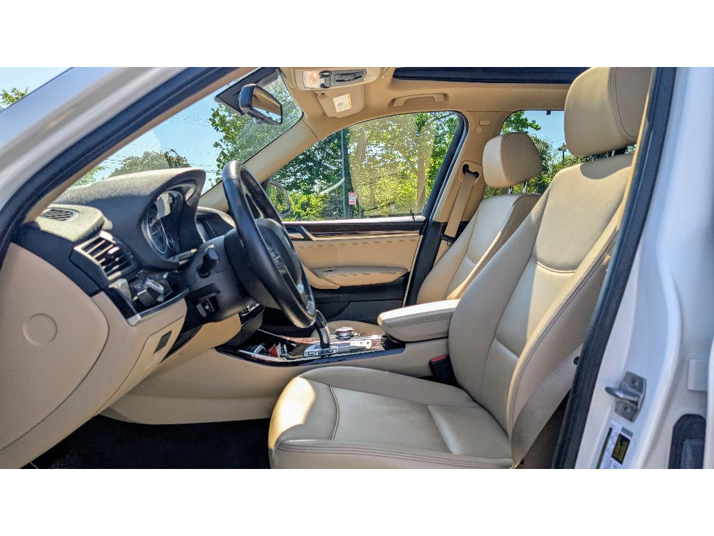Vehicle image 14 of 30