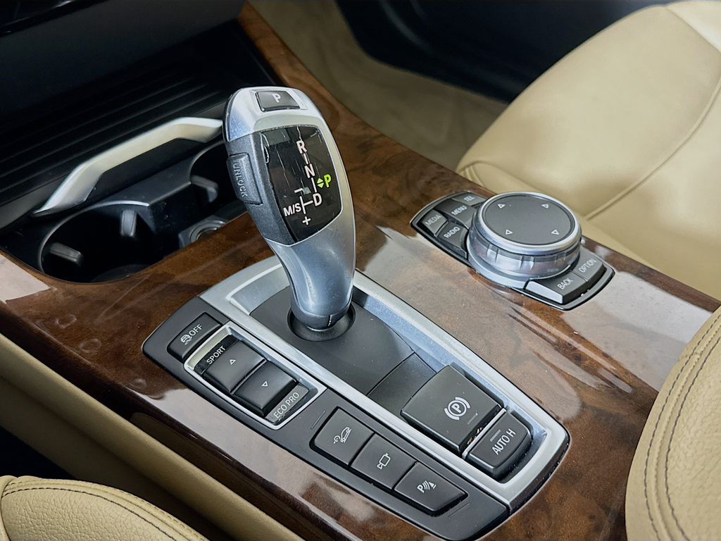 Vehicle image 16 of 28