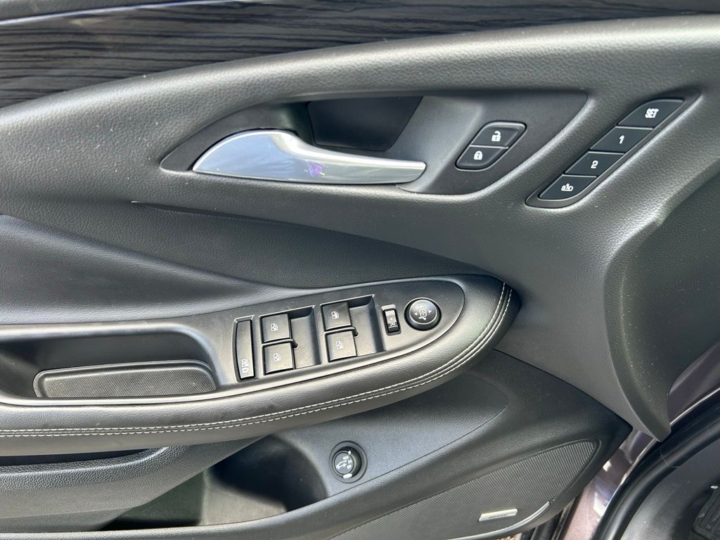 Vehicle image 27 of 34