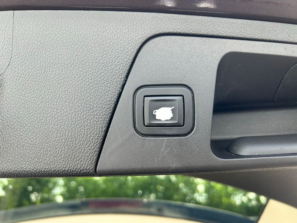 Vehicle image 33 of 34