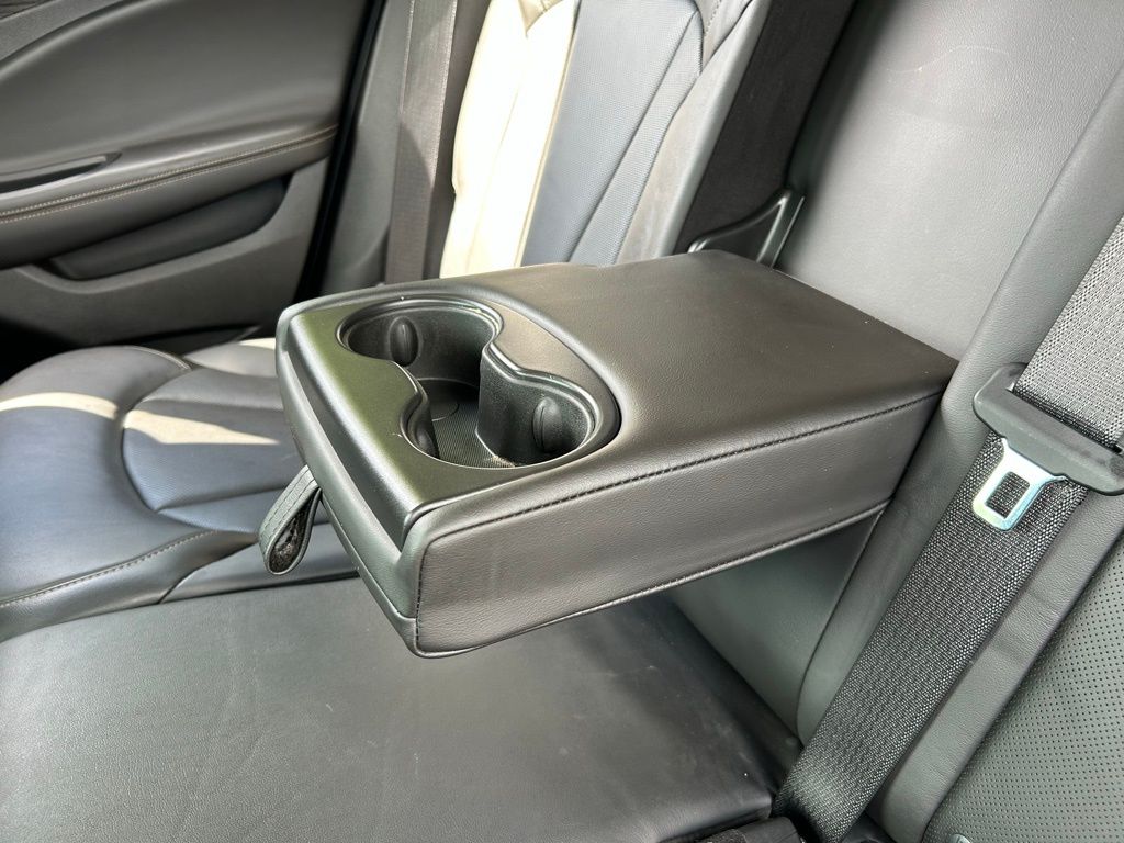 Vehicle image 25 of 34