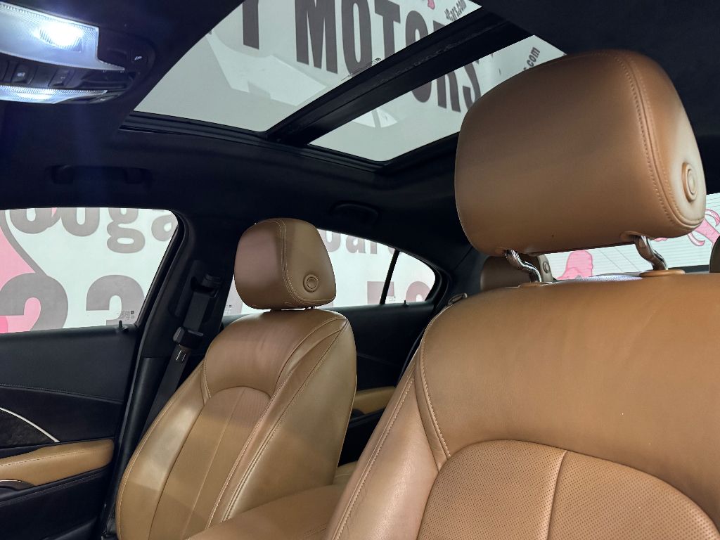 Vehicle image 24 of 30