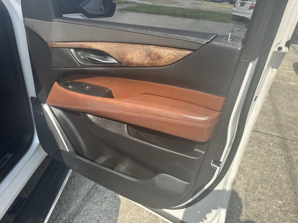 Vehicle image 15 of 28