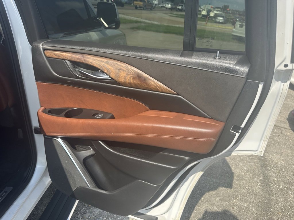 Vehicle image 16 of 28