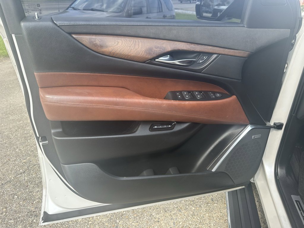 Vehicle image 10 of 28