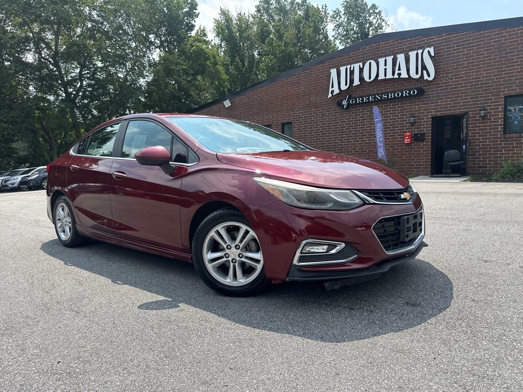2016 Chevrolet Cruze LT Image 2 of 35