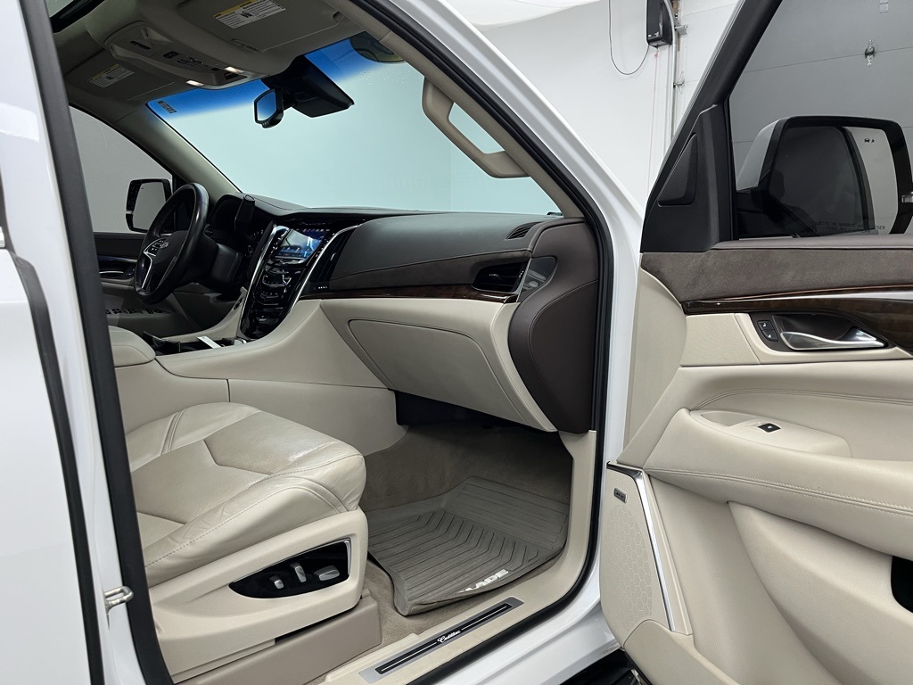 Vehicle image 36 of 42