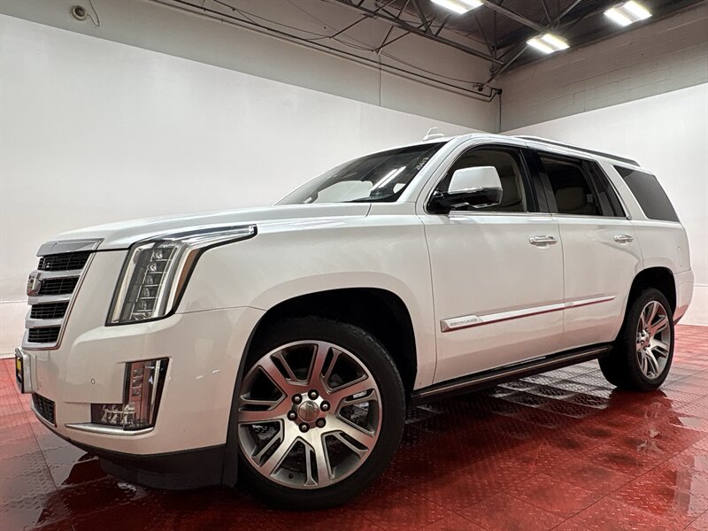 2016 Cadillac Escalade Premium Collection Image 2 of 45