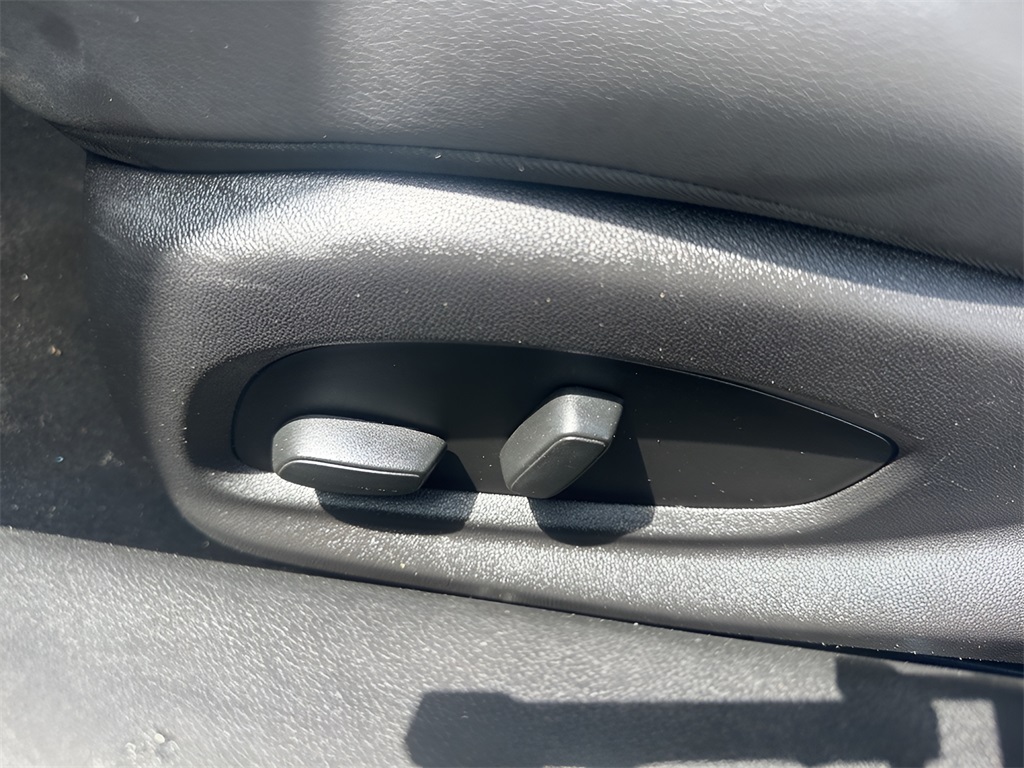 Vehicle image 10 of 32