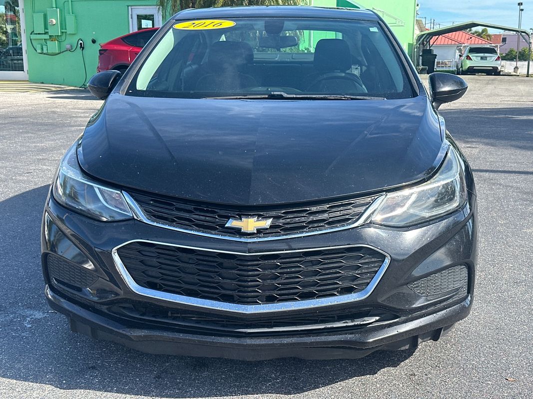 2016 Chevrolet Cruze LT Image 2 of 21