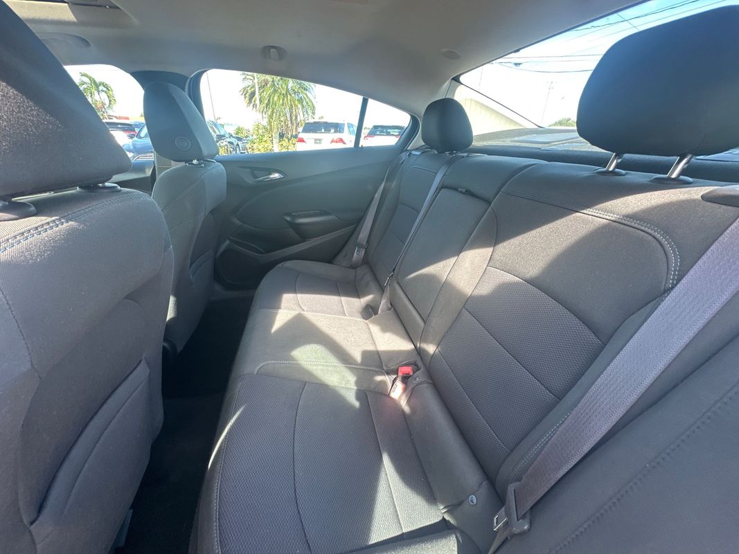 2016 Chevrolet Cruze LT Image 13 of 21