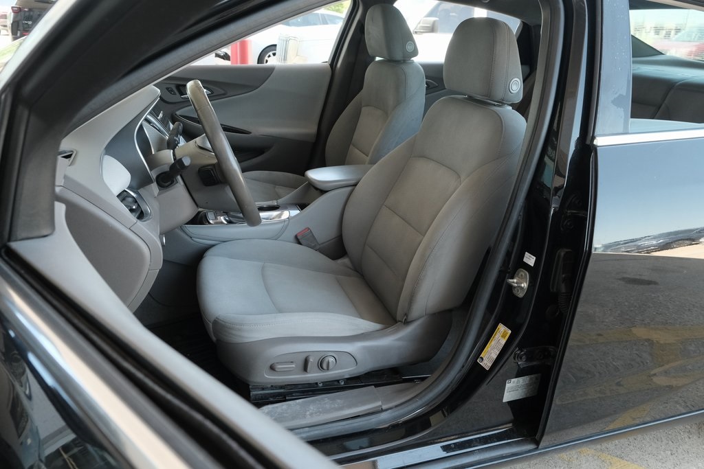 Vehicle image 10 of 34